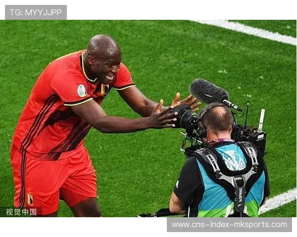 卢卡库插上抢断后强打成势,比利时攻势如洪水漫延:一场速度与力量的商业美学